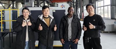 Οι πελάτες επισκέπτονται το εργοστάσιο αποτρίχωσης